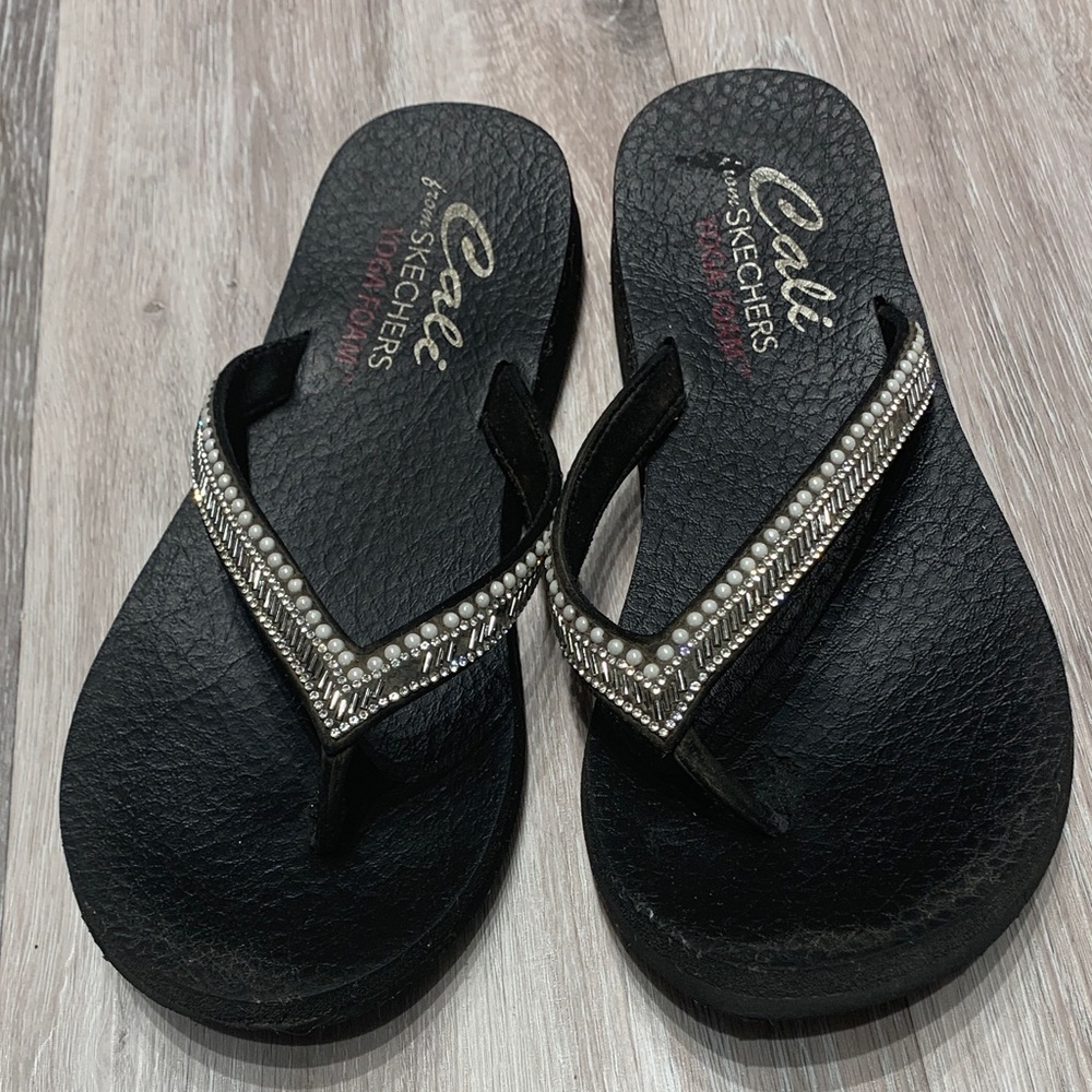 Skechers Cali Yoga Foam Sandals – Black Beaded Strap | Comfy Casual